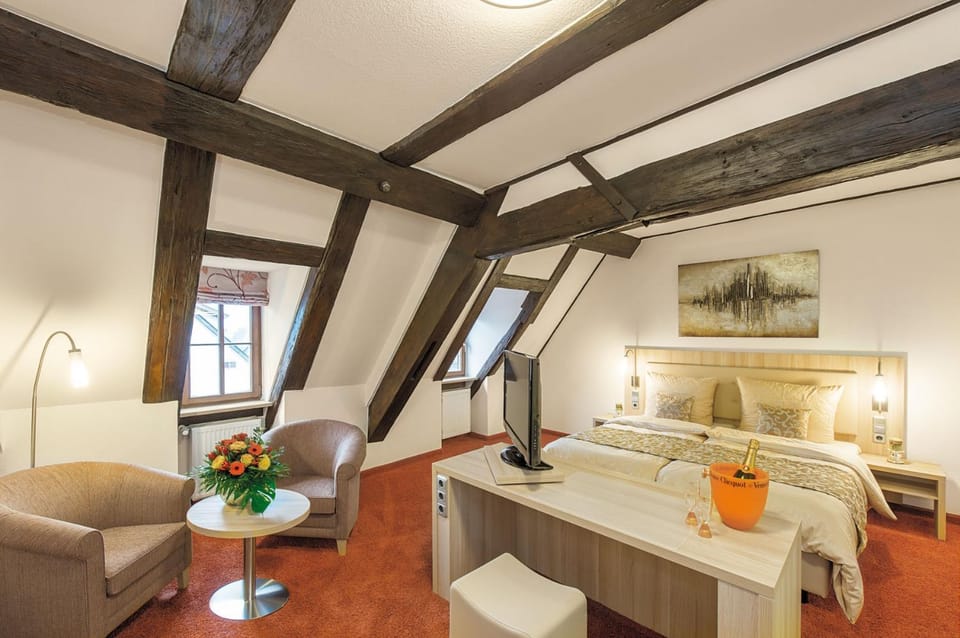 Photo of the whole room, Decorative detail