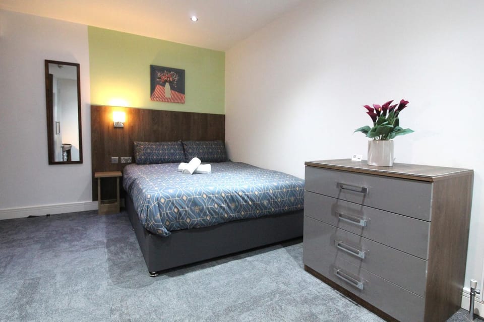 Victoria House - Deluxe Studios in Coventry City Centre, free parking, by COVSTAYS Apartment in Coventry
