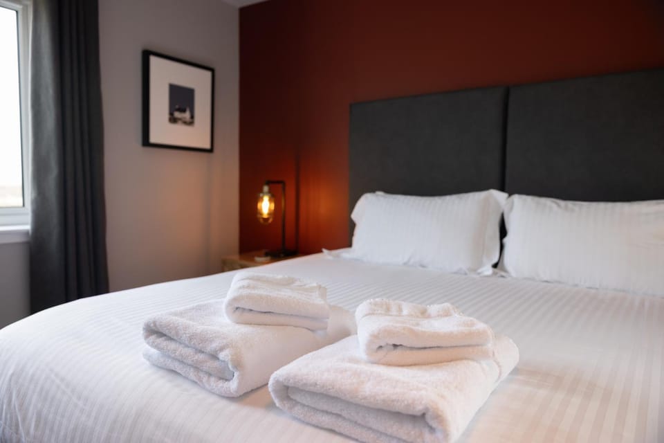 Bed, Bedroom, internet, towels