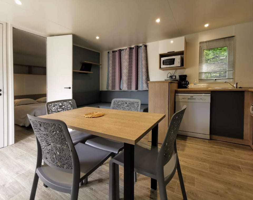 Les Mobil-homes By Le Marintan Campground/ 
RV Resort in Auvergne-Rhône-Alpes