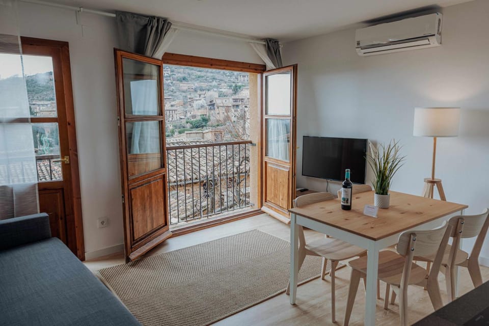TV and multimedia, View (from property/room), Balcony/Terrace, Living room, Dining area, air conditioner