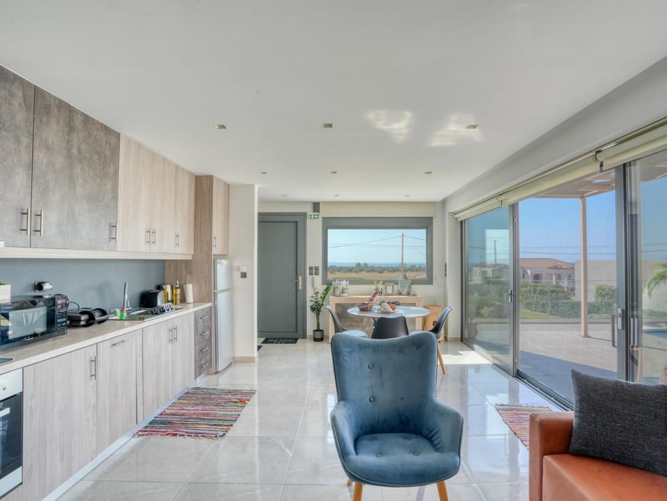 Coffee/tea facilities, Kitchen or kitchenette, Living room, Seating area, Dining area, oven, stove, toaster