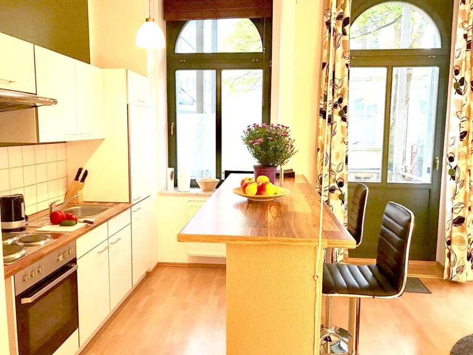 Kitchen or kitchenette, Living room, Seating area, Dining area, minibar, pet friendly, stove