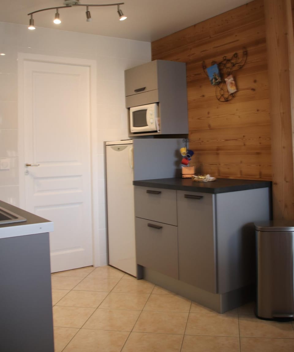 Kitchen or kitchenette, oven