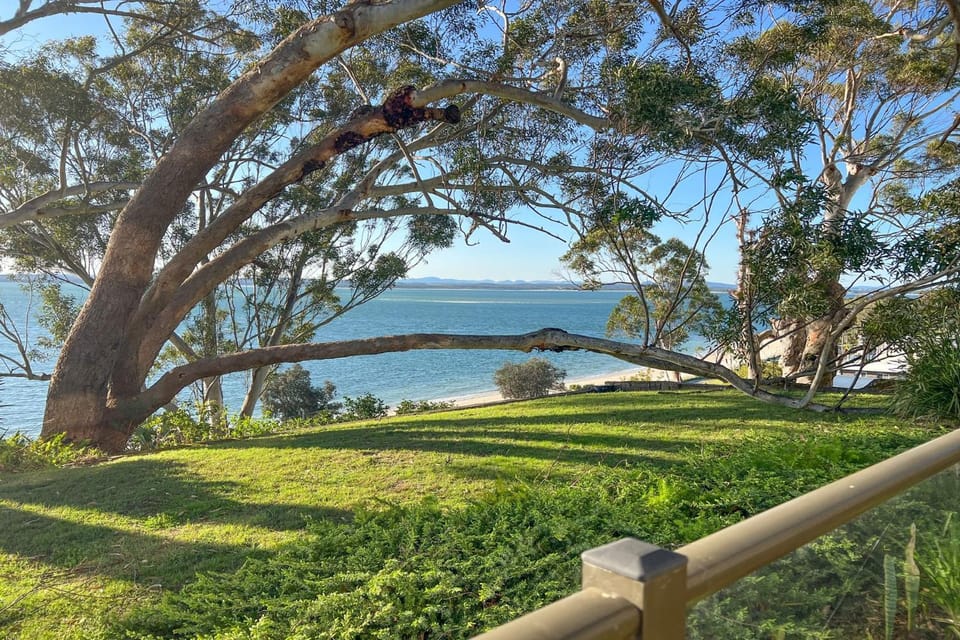The Poplars, 1,36 Magnus St - Delightful unit with panoramic water views, pool, Linen, Aircon & Wifi Apartment in Nelson Bay