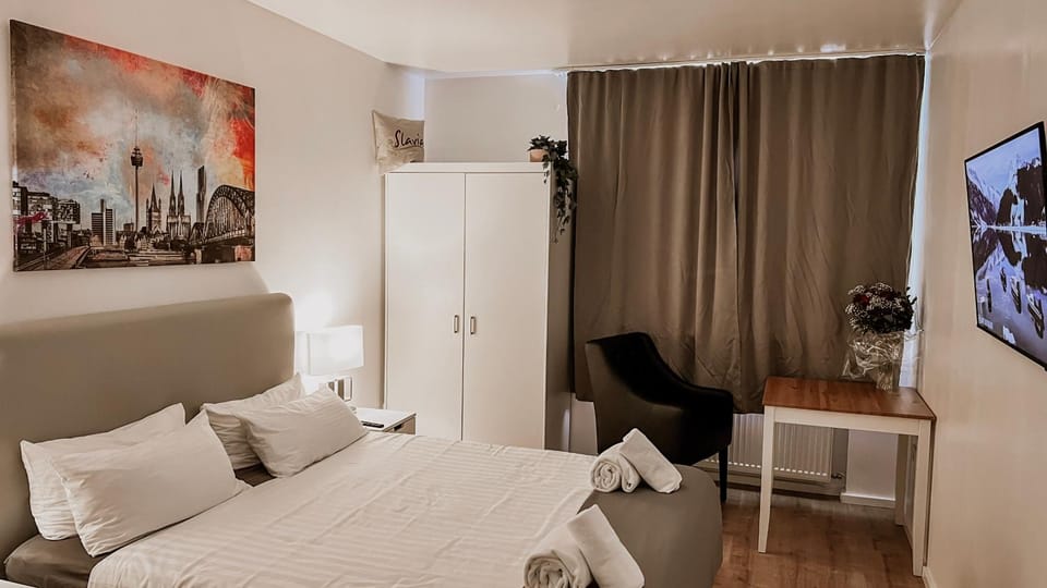 Bed, TV and multimedia, Photo of the whole room, Seating area, Bedroom, hair dresser