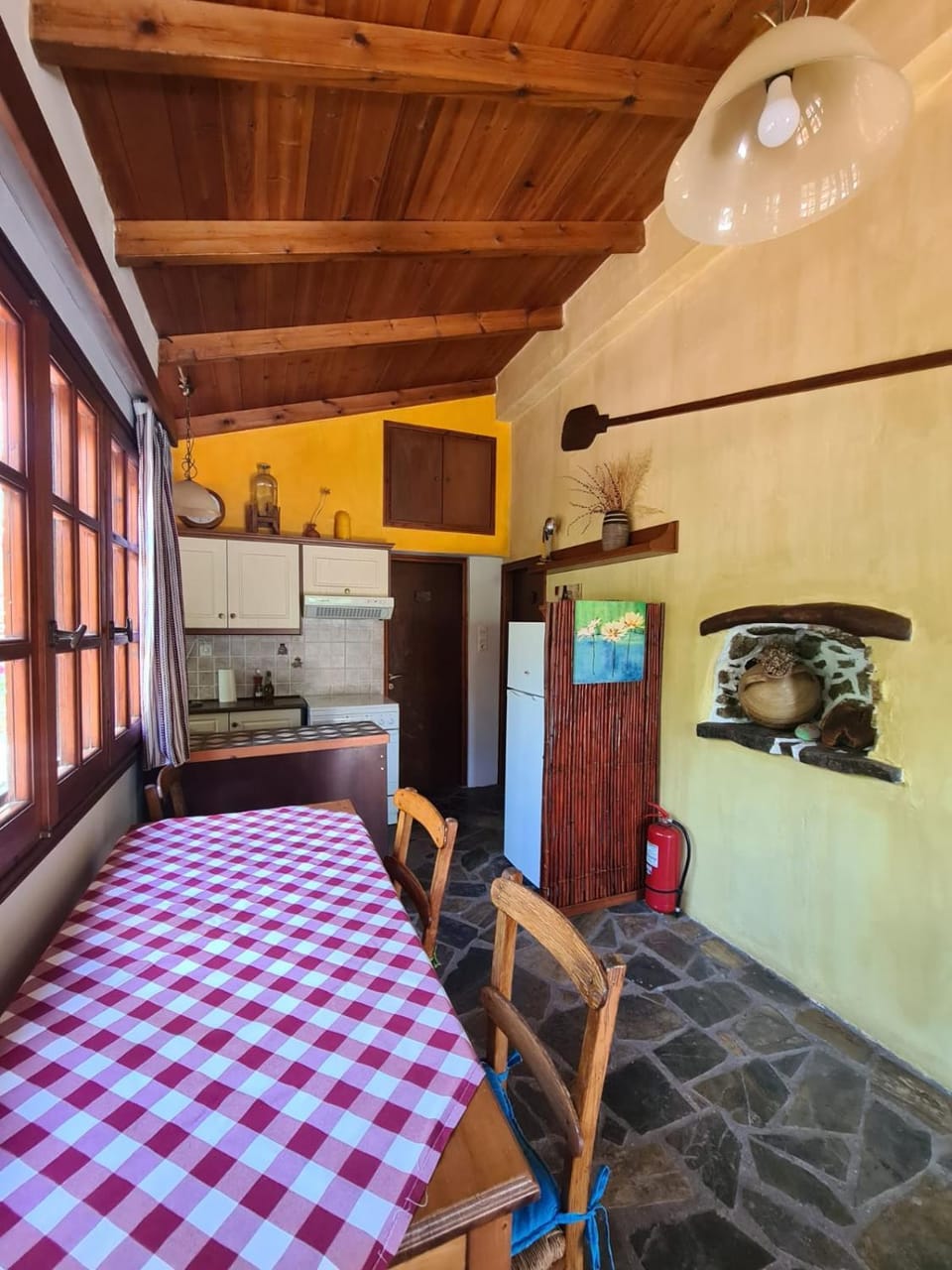 Kitchen or kitchenette, Dining area, oven