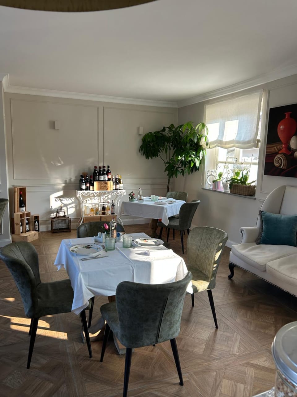 Living room, Food and drinks, Dining area, Food, Drinks