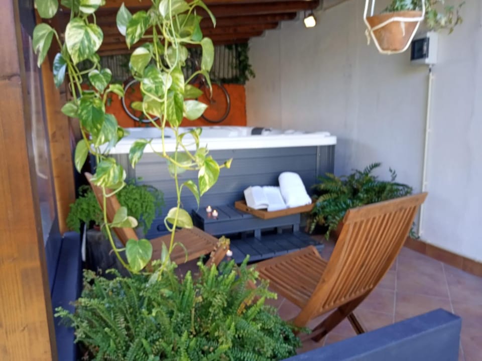 Garden, Hot Tub