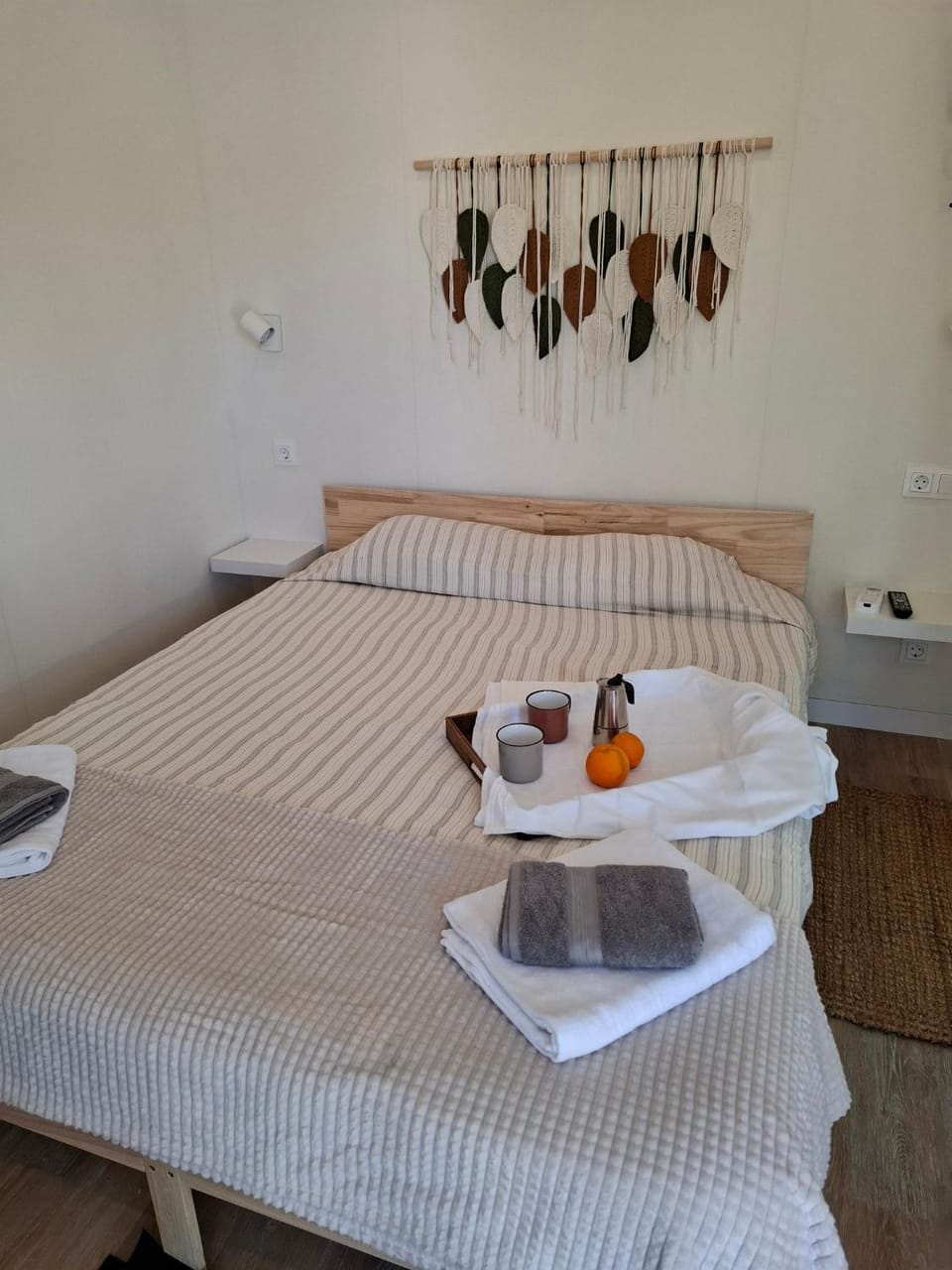 Bed, Bedroom, towels