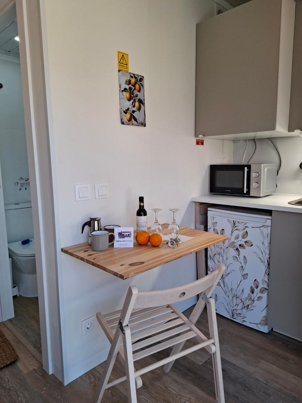 Kitchen or kitchenette, Dining area, stove, toaster