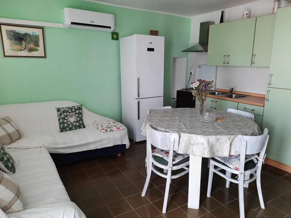 Kitchen or kitchenette, Living room, Seating area, Dining area
