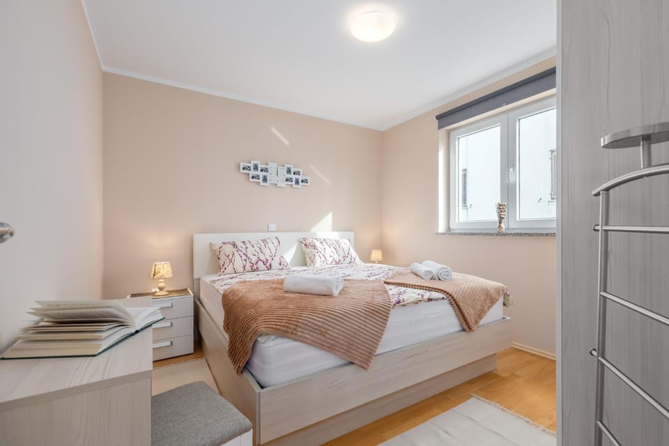 Bed, Bedroom, Quiet street view