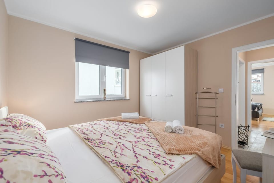 Bed, Bedroom, Quiet street view