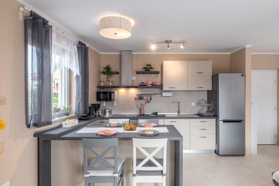 Coffee/tea facilities, Kitchen or kitchenette, Decorative detail, Dining area, Meals, Alcoholic drinks, Non alcoholic drinks, Quiet street view