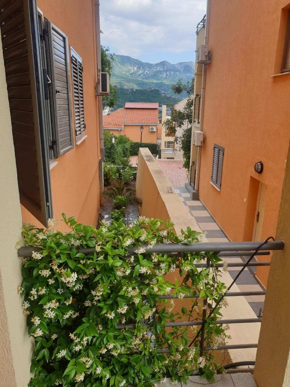 Garden view, Street view