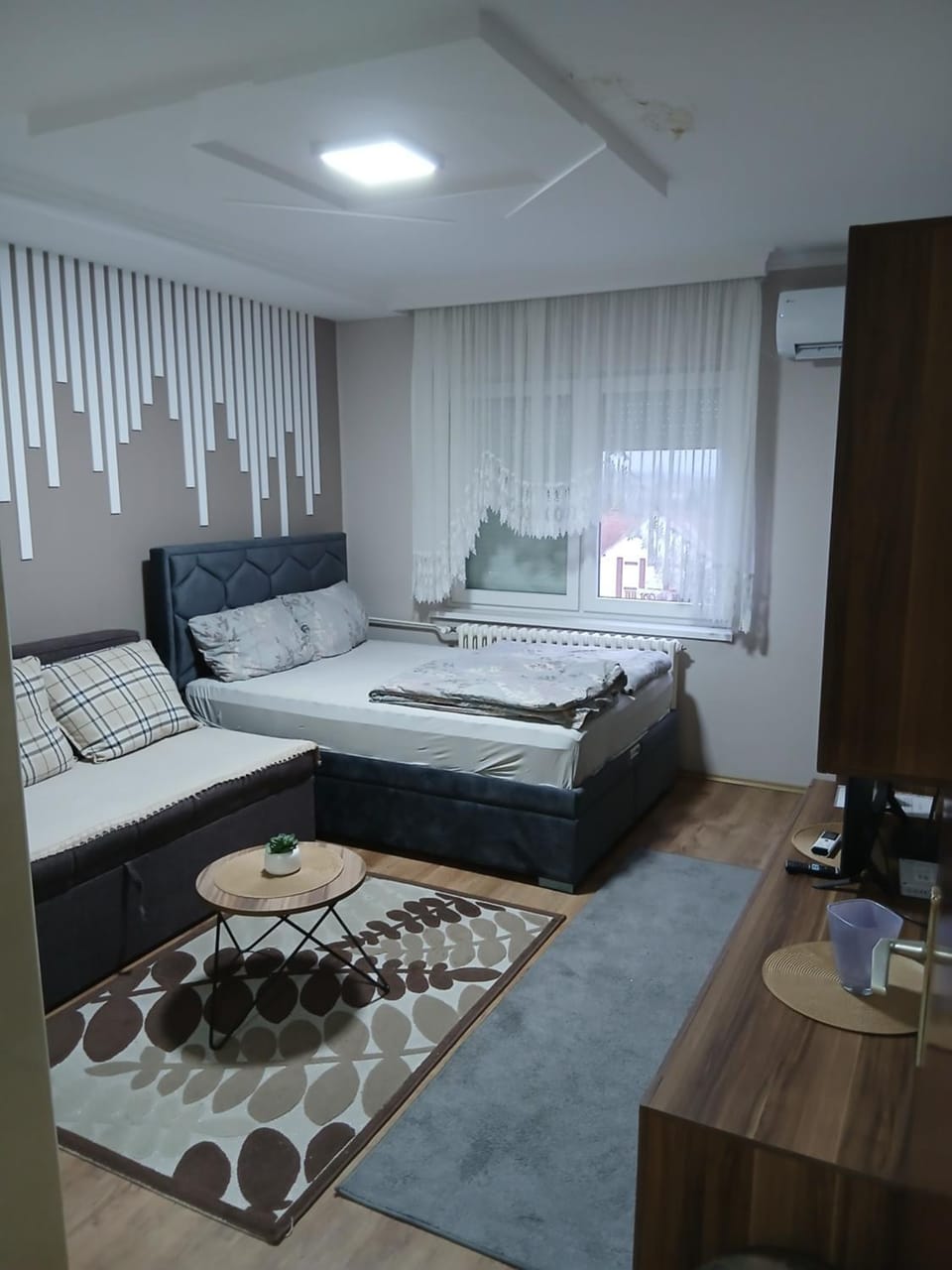 Photo of the whole room, Seating area