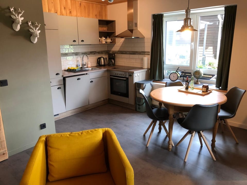 Kitchen or kitchenette, Dining area