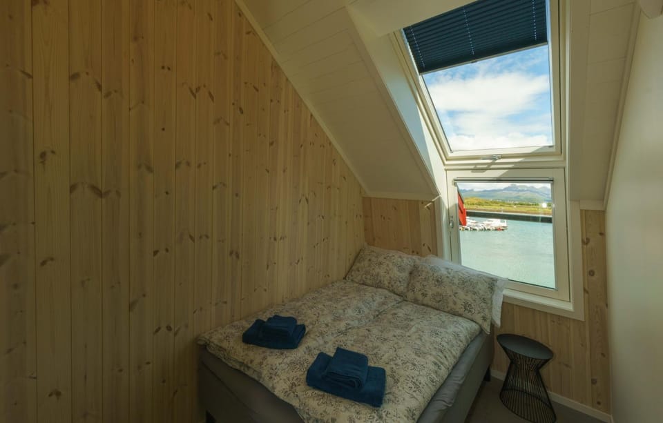 Bed, Natural landscape, Lake view