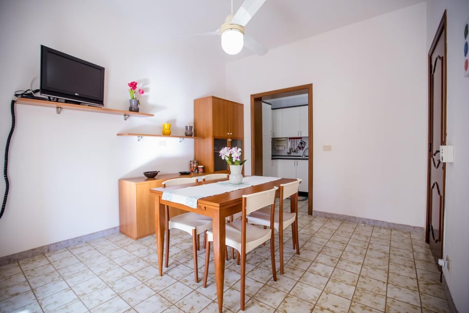 Kitchen or kitchenette, Living room, Seating area