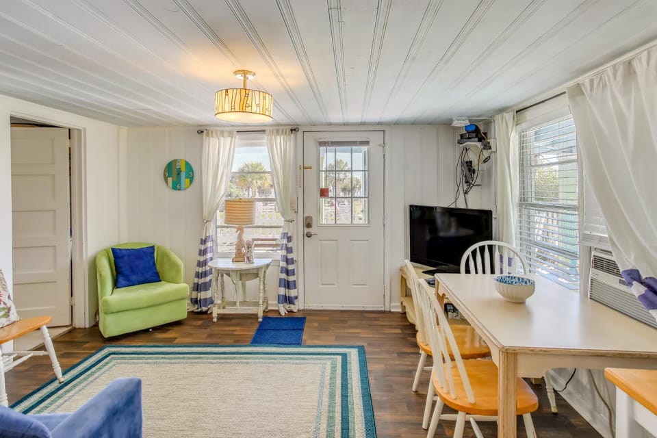 Walk to Pier: Coastal Gem w/ Views in Myrtle Beach House in Myrtle Beach
