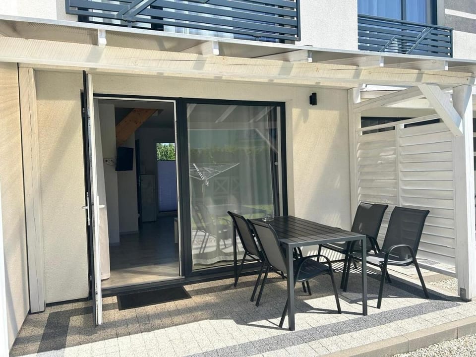 Property building, Day, Balcony/Terrace