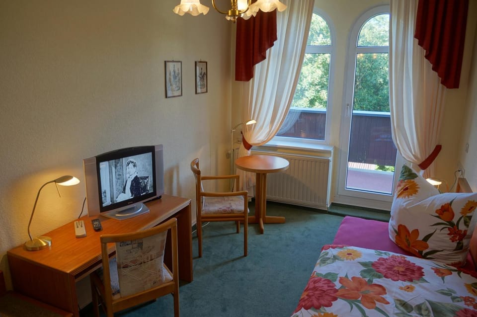 TV and multimedia, Balcony/Terrace, Seating area, Bedroom, Garden view, Mountain view