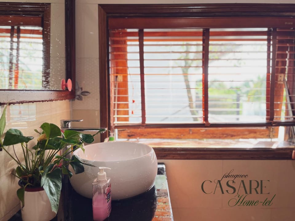 Toilet, Hot Tub, Garden view, towels