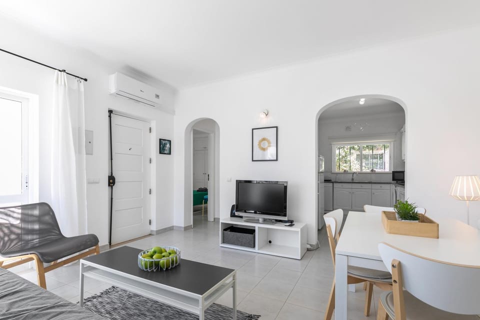 Communal lounge/ TV room, TV and multimedia, Living room, Seating area, Dining area