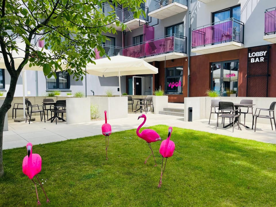 Property building, Restaurant/places to eat, Spring, Day, Garden, Garden view, sunbed