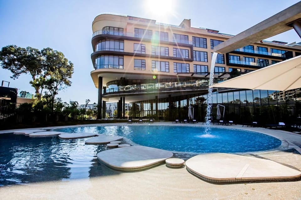 Property building, Swimming pool, sunbed