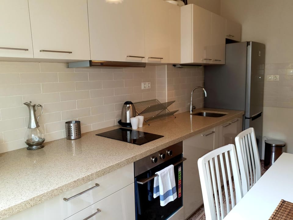 Coffee/tea facilities, Kitchen or kitchenette, Dining area, kitchen