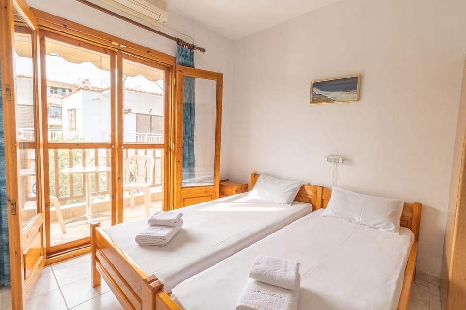 Bed, towels, air conditioner