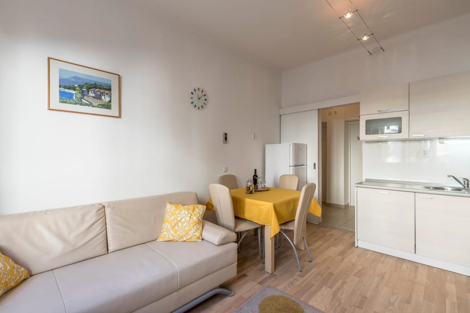 Kitchen or kitchenette, Living room, Seating area, Dining area