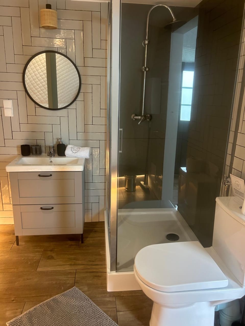 Shower, Toilet, Bathroom, towels