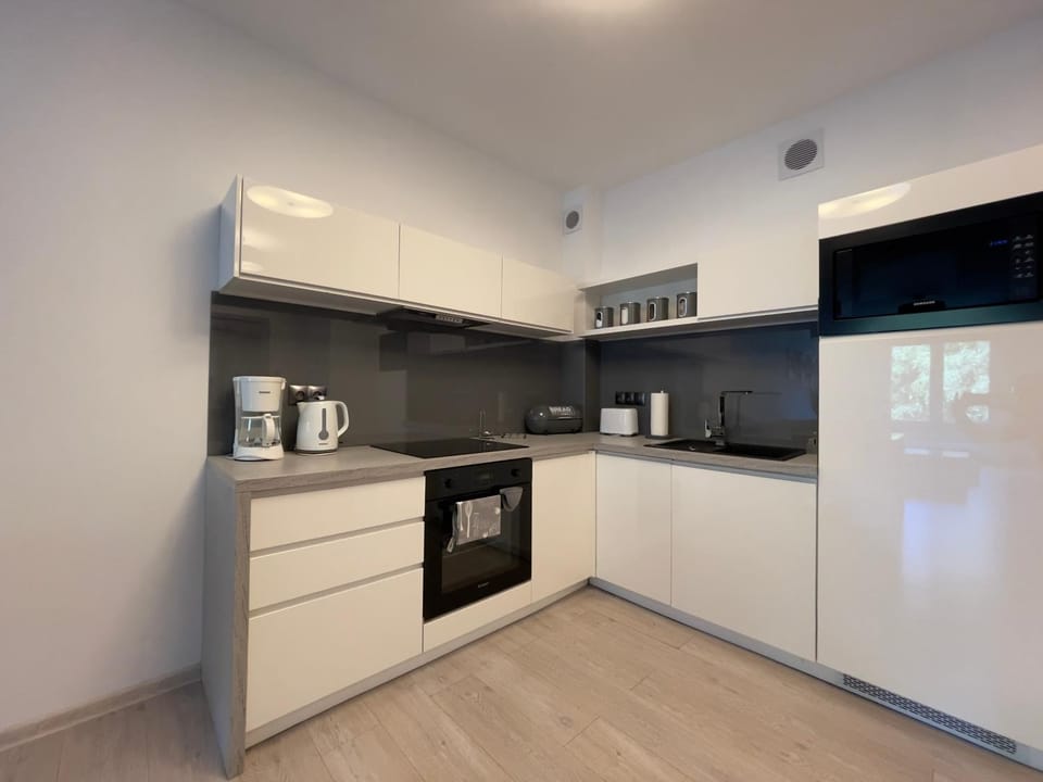 Coffee/tea facilities, Kitchen or kitchenette, dishwasher, oven, stove, toaster