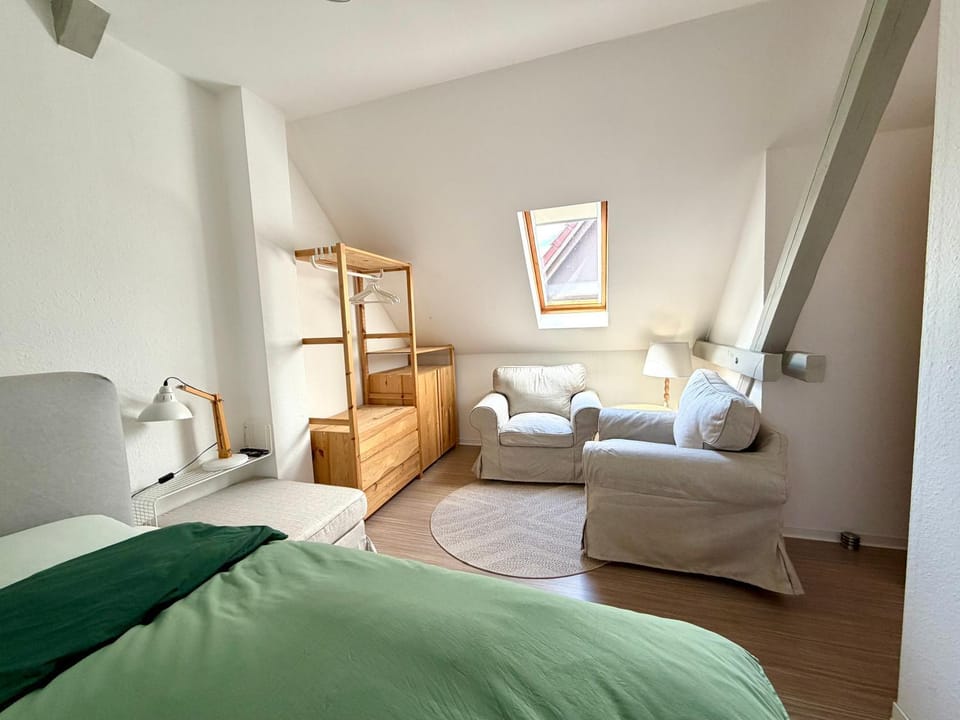 Bed, Living room, Photo of the whole room, Seating area