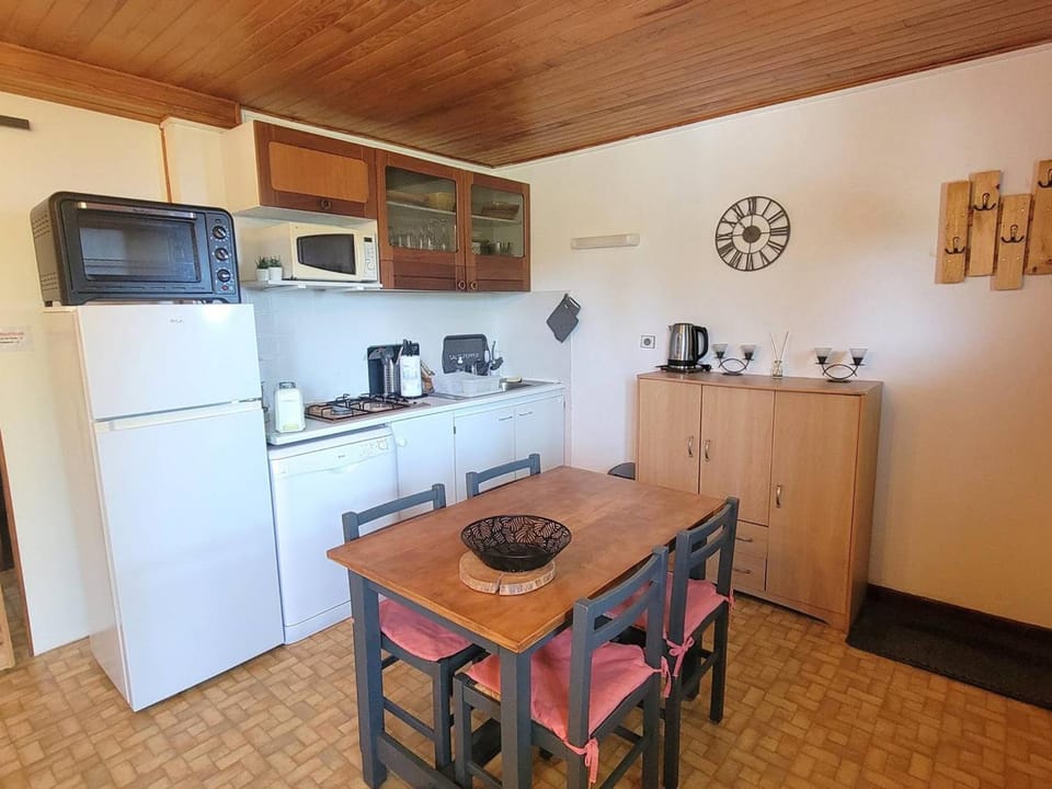 Appartement au RDC d'un Chalet - Proche Ski/Randonnées - Terrasse Sud - 4 pers - FR-1-393-150 Apartment in Provence-Alpes-Côte d'Azur