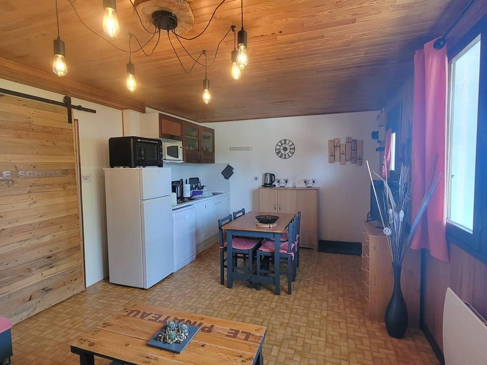 Appartement au RDC d'un Chalet - Proche Ski/Randonnées - Terrasse Sud - 4 pers - FR-1-393-150 Apartment in Provence-Alpes-Côte d'Azur