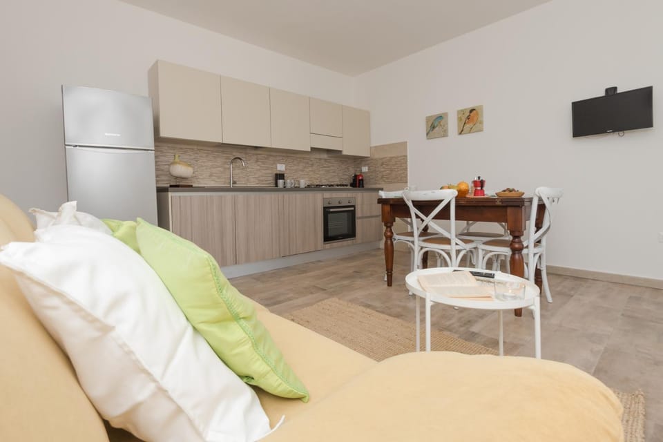 Kitchen or kitchenette, Living room, Seating area, Dining area