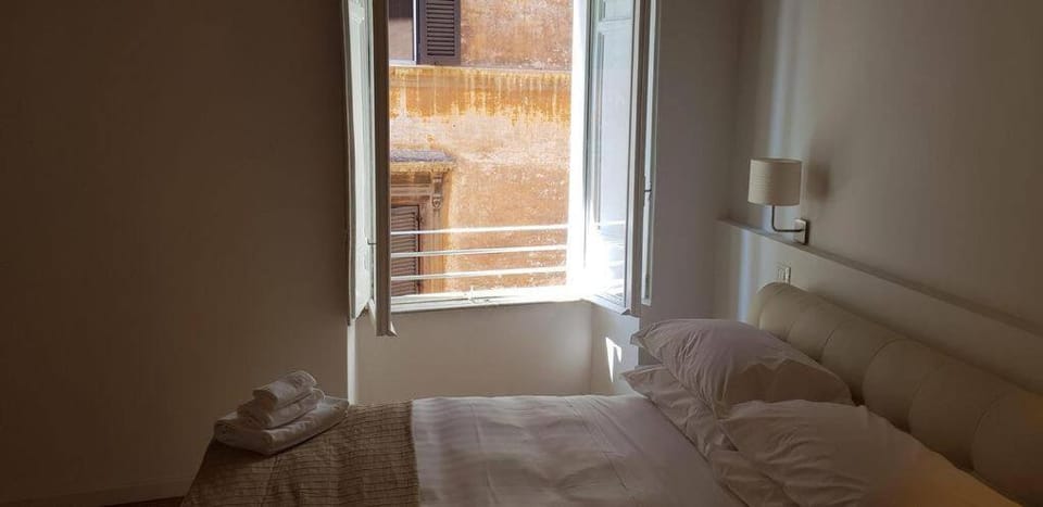Restored Apartment - Stunning Pantheon View Apartment in Rome