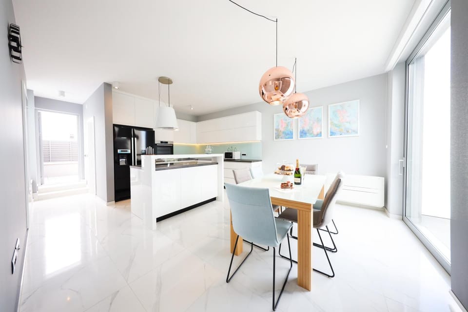 Kitchen or kitchenette, Seating area, Dining area, minibar, pet friendly