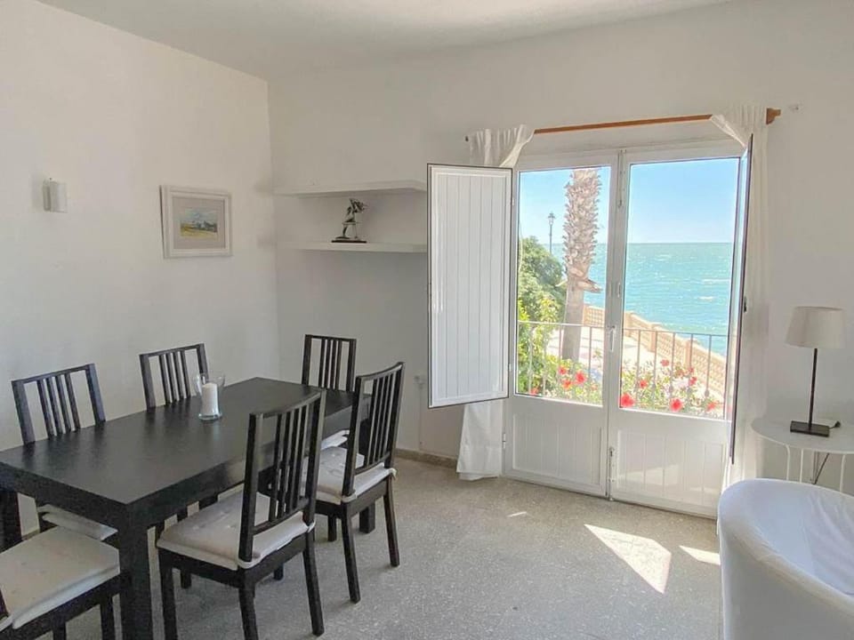Magnífico alojamiento a 3 metros de la playa y en la Plaza del Castillo Apartment in Chipiona