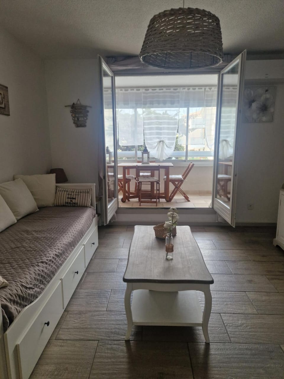 Bed, Living room, Seating area