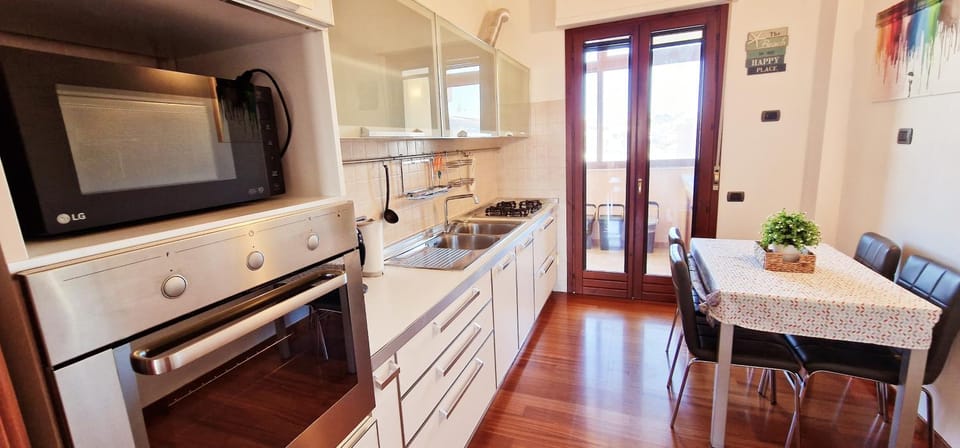 Kitchen or kitchenette, oven