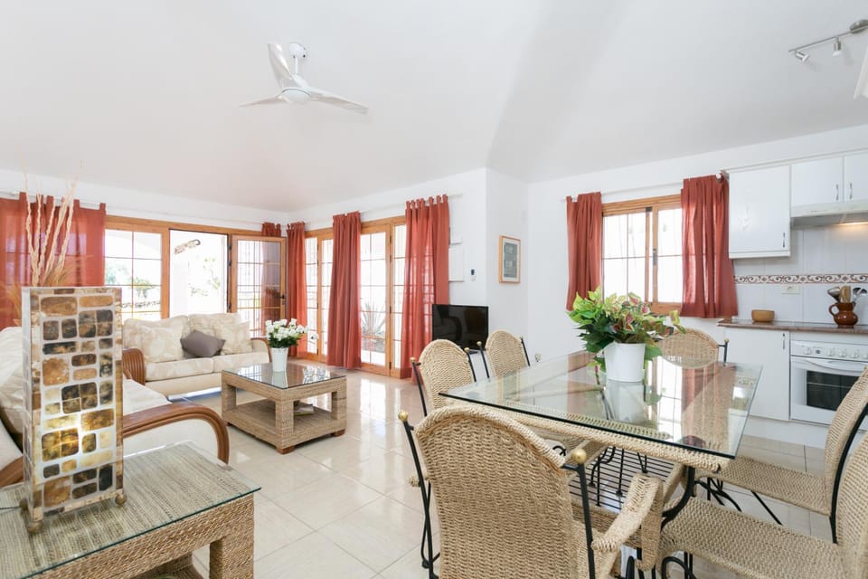 CASA AMARILLA sunny holiday home with heated pool Villa in Abona