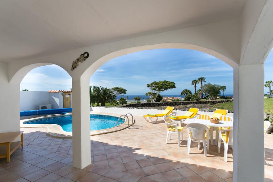 CASA AMARILLA sunny holiday home with heated pool Villa in Abona