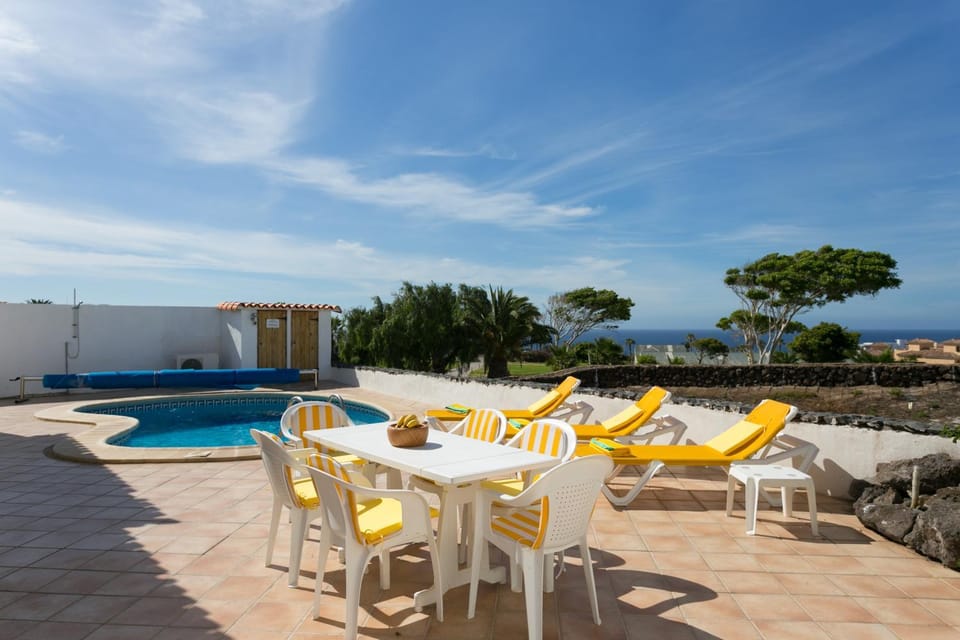 CASA AMARILLA sunny holiday home with heated pool Villa in Abona