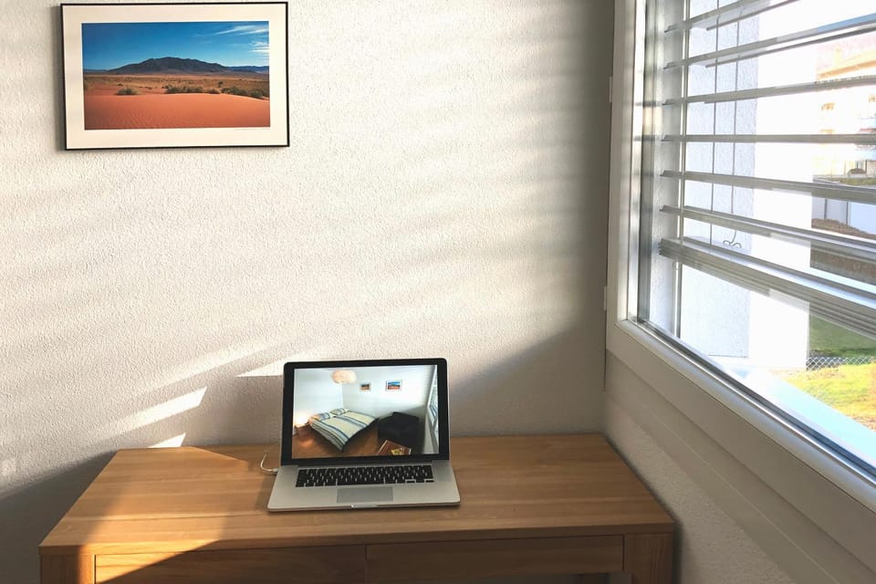 Photo of the whole room, Garden view
