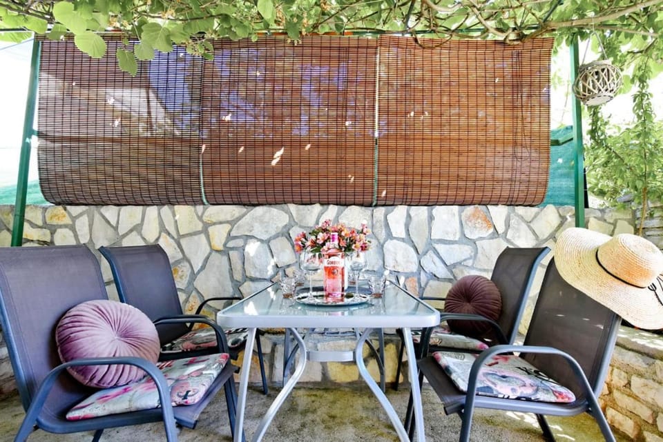 Patio, Day, Balcony/Terrace, Dining area